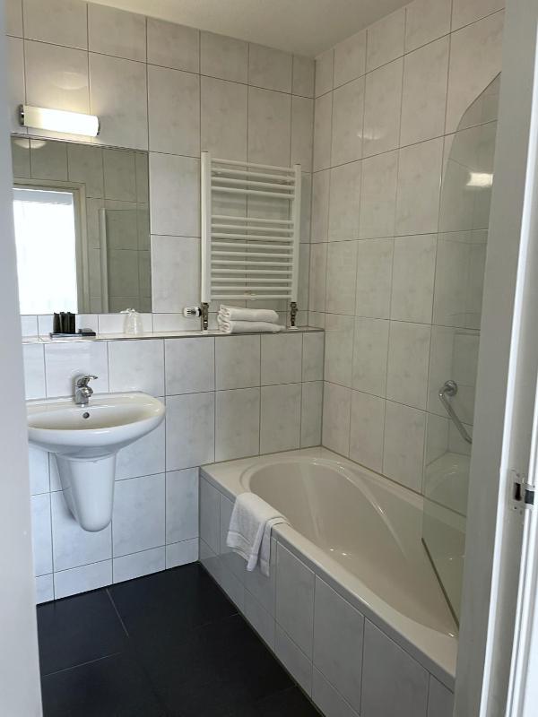 Standaard kamer met 2 aparte bedden – voorzijde hotel image 4