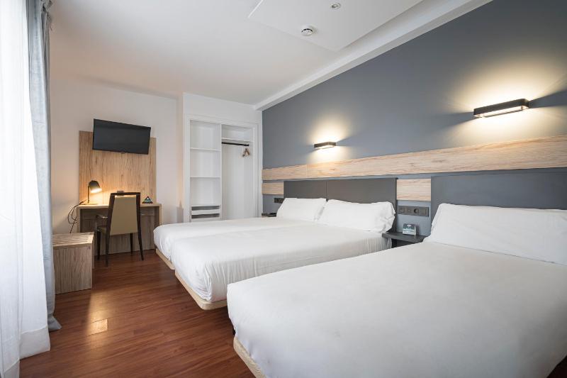 Double Room with Extra Bed image 1