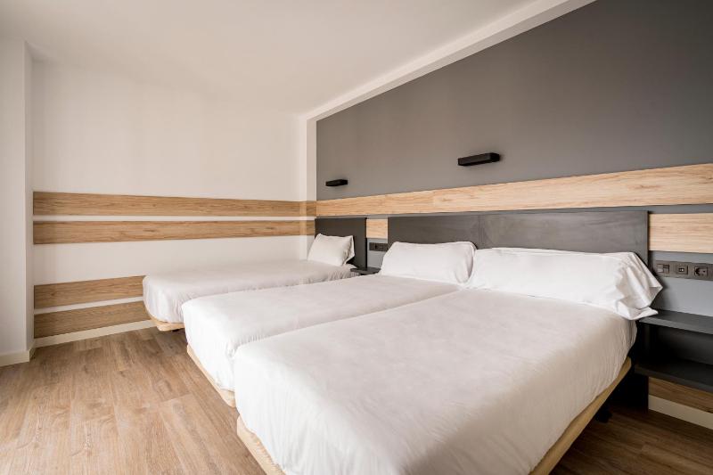 Double Room with Extra Bed image 4