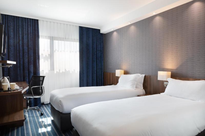 Standard Twin Room with Free Breakfast image 3