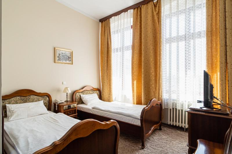 Twin Room image 4
