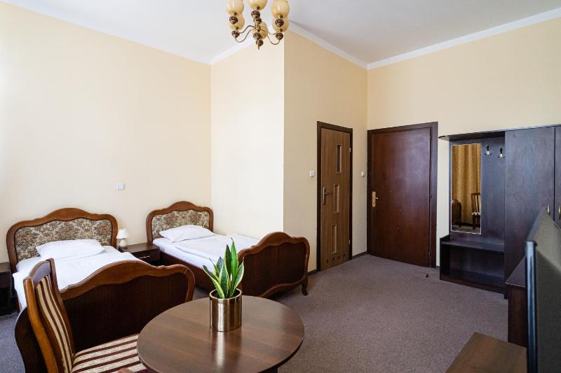Twin Room image 3