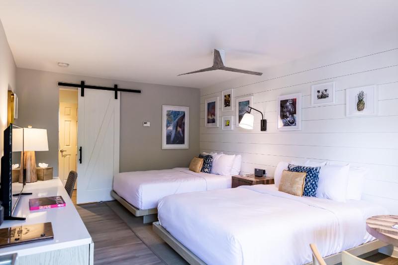 Queen Room with Two Queen Beds image 3