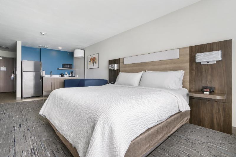 King Suite with Spa Bath image 1
