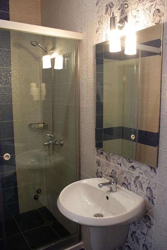 Twin Room image 3