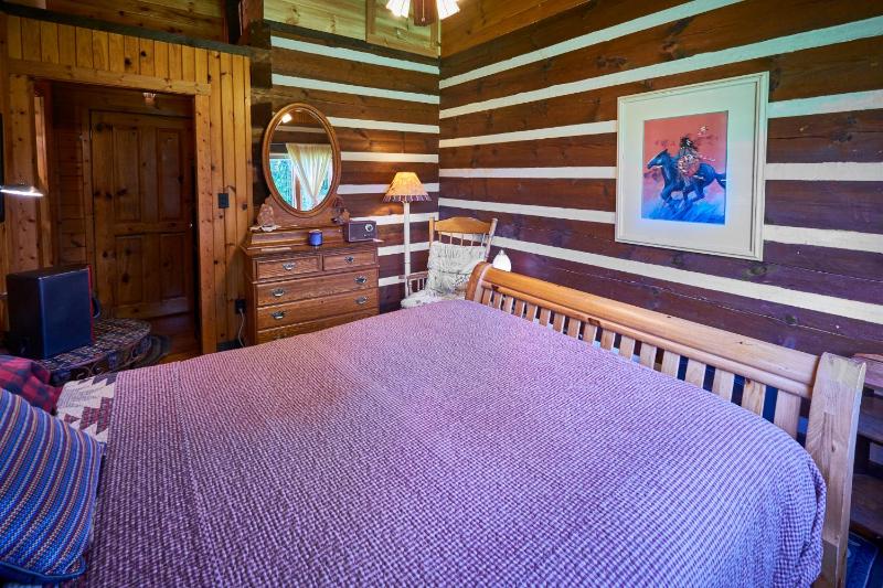Queen Room image 4