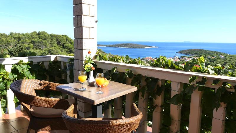 One-Bedroom Apartment with Terrace and Sea View image 3