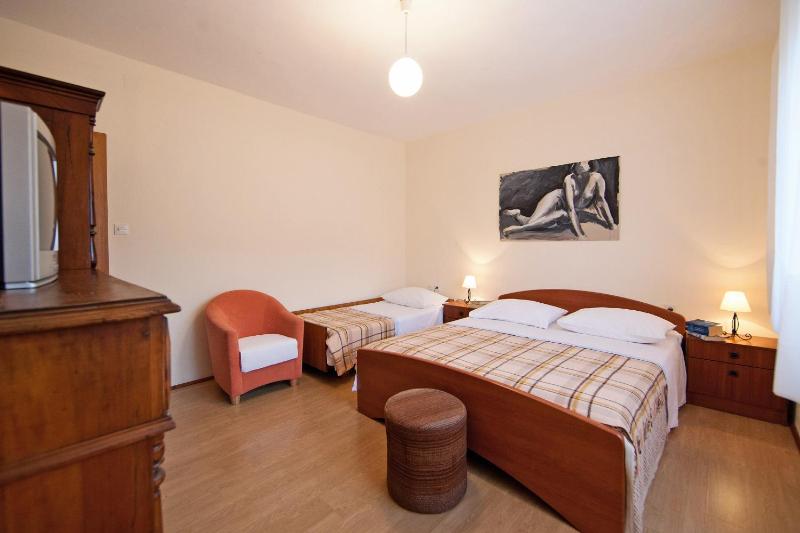 One-Bedroom Apartment with Balcony and Sea View image 3