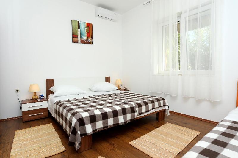 Apartments with parking space Trogir - 10337 - image 22