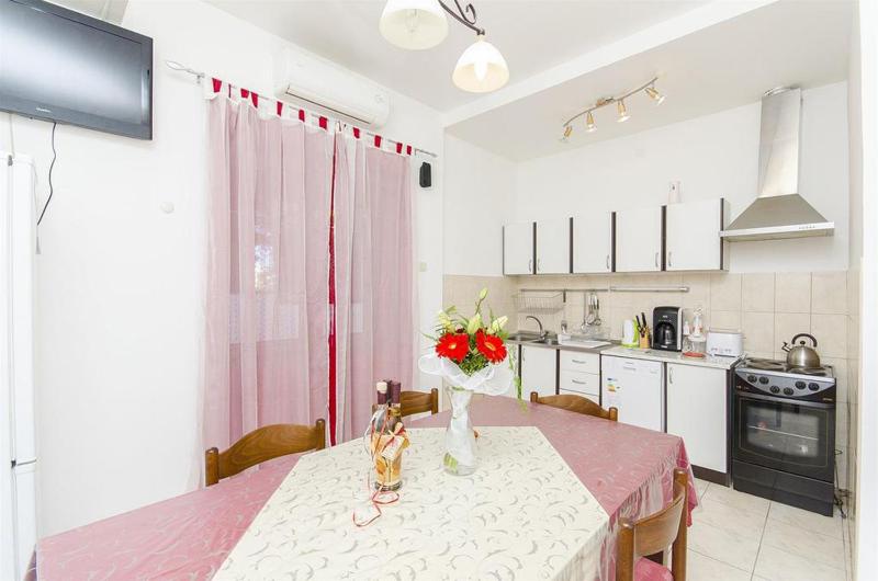 Apartments with parking space Trogir - 10337 - image 17