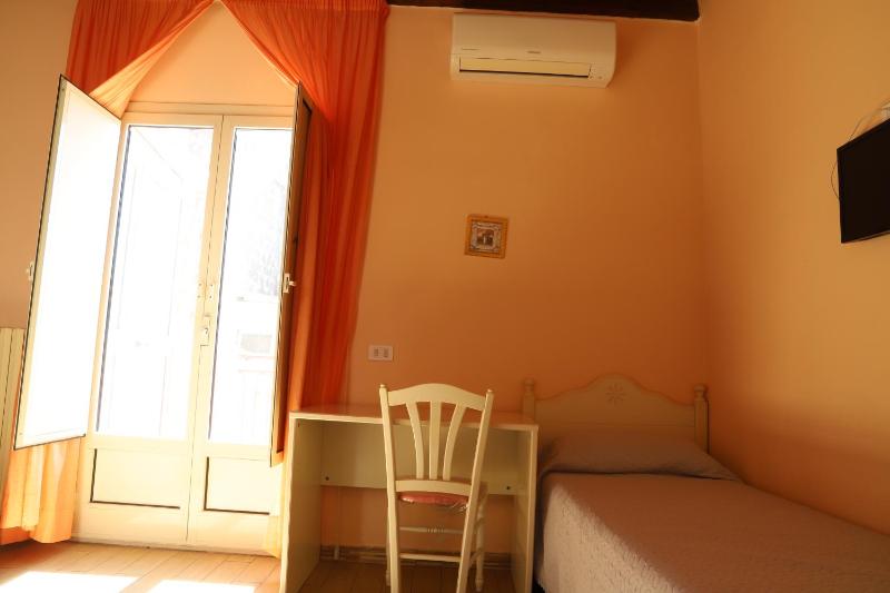 Triple Room with City View image 3