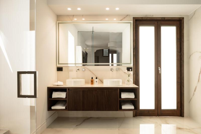 Deluxe Suite image 3