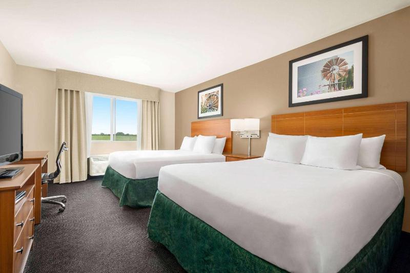 Queen Room with Two Queen Beds - Non-Smoking image 1