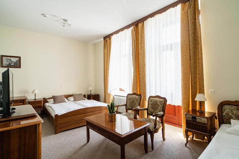 Family triple room image 2
