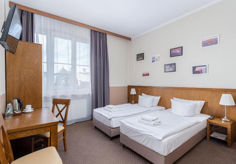 Classic Double or Twin Room with City View image 3