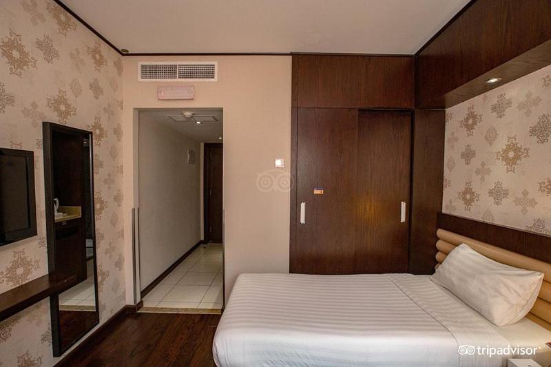 Standard Queen Room image 3