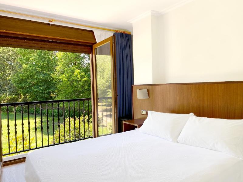 Double Room with Balcony image 1