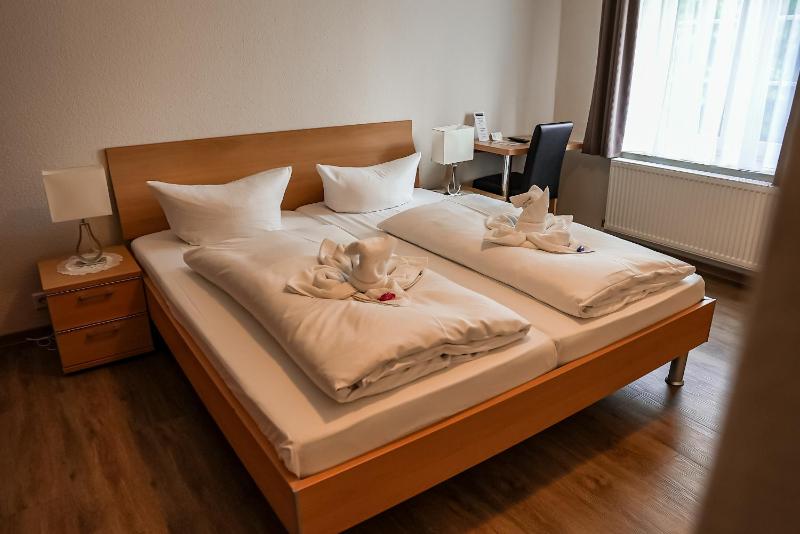 Standard Double Room image 4