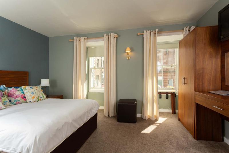 Deluxe Family Room image 4