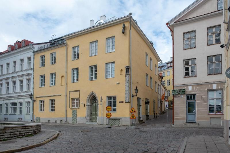 Dream Stay - Historical 3-Bedroom Apartment with Sauna - image 10