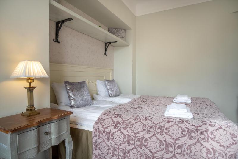Dream Stay - Historical 3-Bedroom Apartment with Sauna - image 2