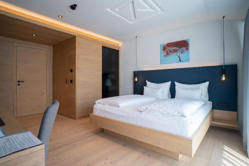 Junior Suite with Balcony image 2