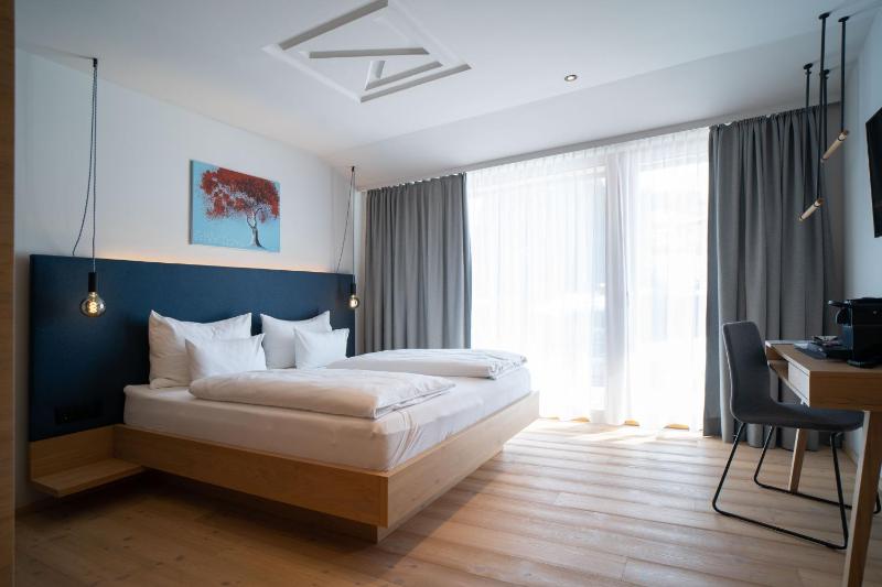 Junior Suite with Balcony image 3