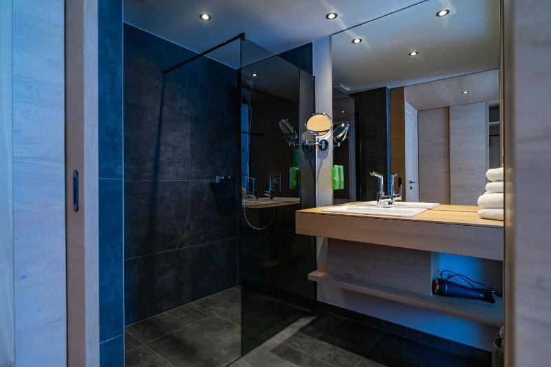 Superior Junior Suite with Balcony image 3