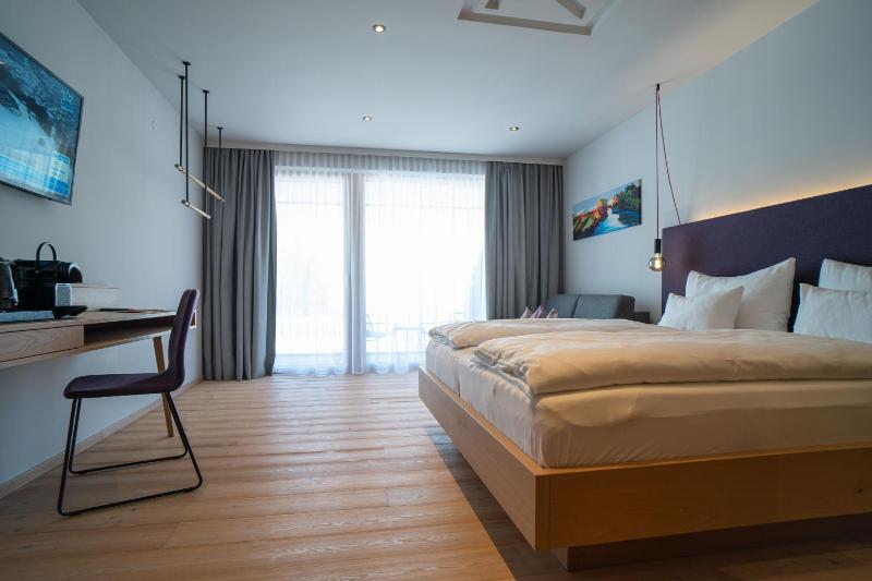 Deluxe Junior Suite with Balcony image 3