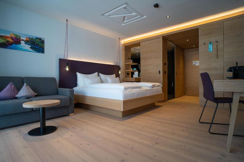 Deluxe Junior Suite with Balcony image 4