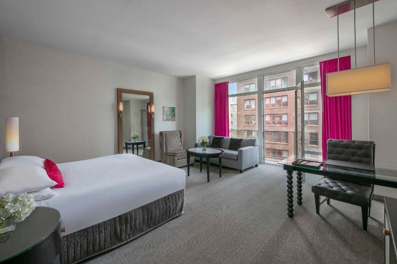 Grand Deluxe King Room image 3