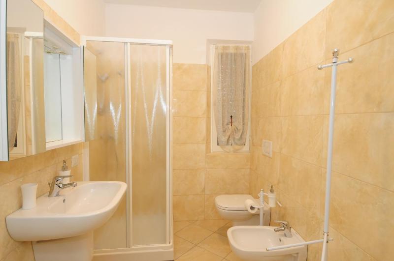Economy Triple Room with Shared Bathroom image 2