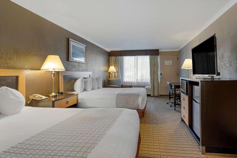 Queen Room with Two Queen Beds - Non-Smoking image 3