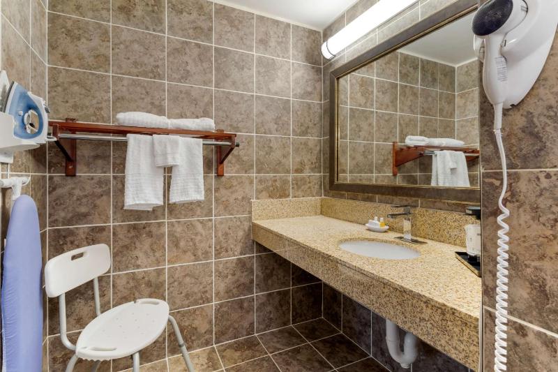 Queen Room with Two Queen Beds - Mobility Accessible image 3