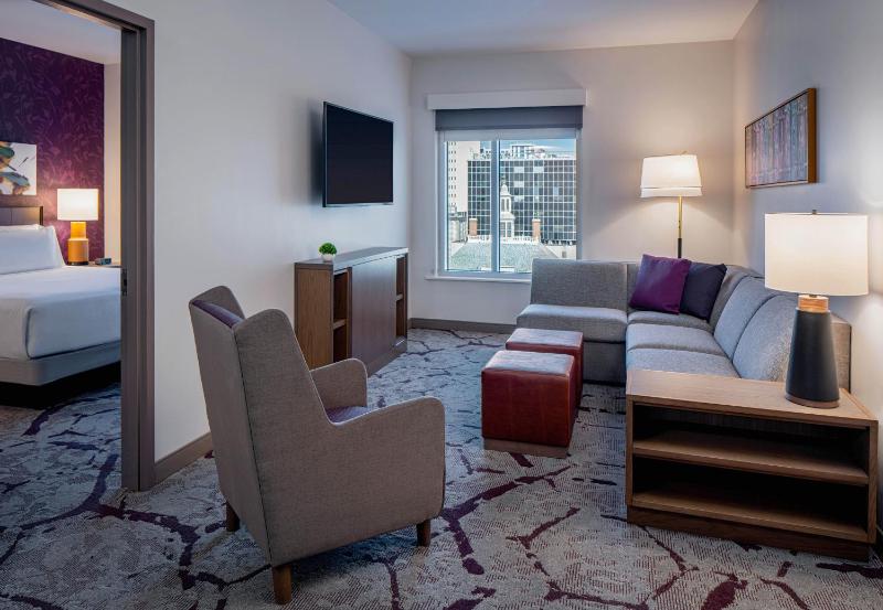 One-Bedroom King Suite with Kitchen and Sofa Bed image 2