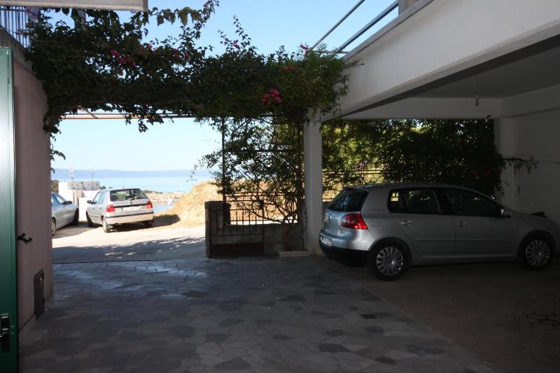 Apartments with a parking space Makarska - 6753 - image 2