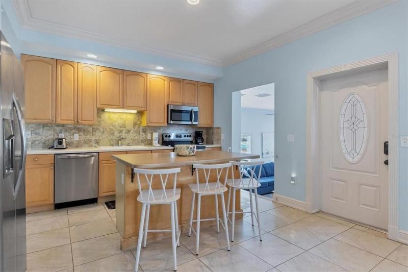Tropical luxury pool home by the beach with roof top lounge centrally located on Anna Maria Island - image 7