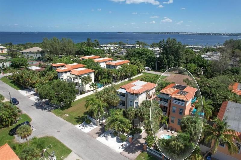 Tropical luxury pool home by the beach with roof top lounge centrally located on Anna Maria Island - image 10