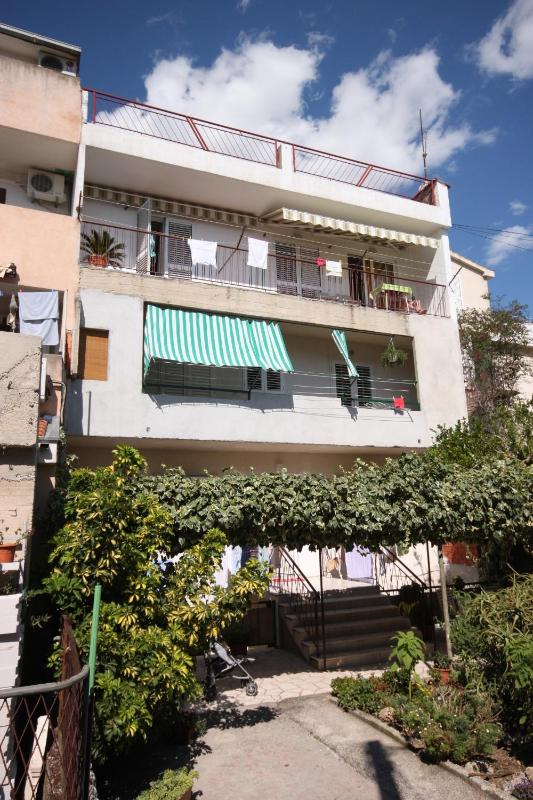 Apartments with a parking space Makarska - 6885 - image 1