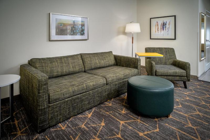 One-Bedroom Suite with Sofa Bed image 3