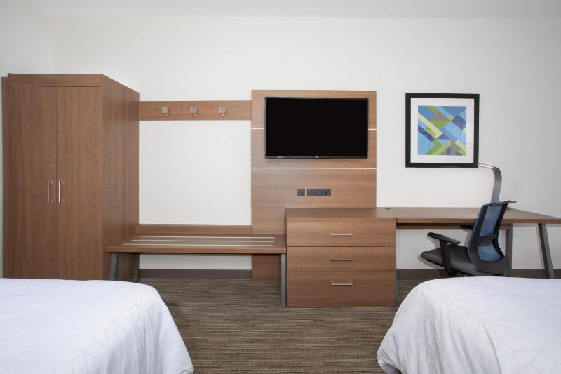Queen Suite with Two Queen Beds image 3