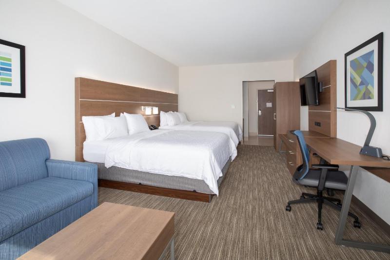 Queen Suite with Two Queen Beds image 2