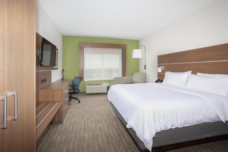 Standard King Room image 3