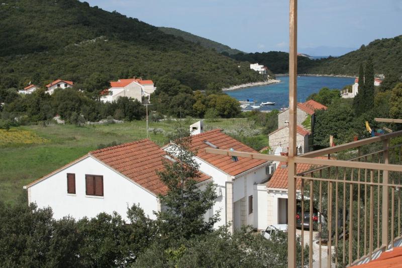 Three-Bedroom Apartment with Terrace and Sea View image 3