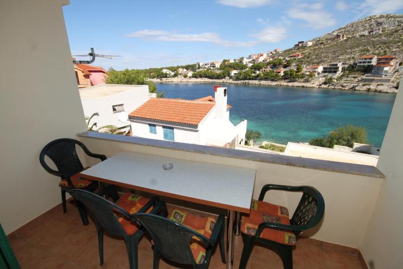 One-Bedroom Apartment with Balcony and Sea View image 4