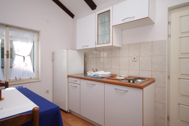 Apartments by the sea Bilo Primosten - 8364 - image 7