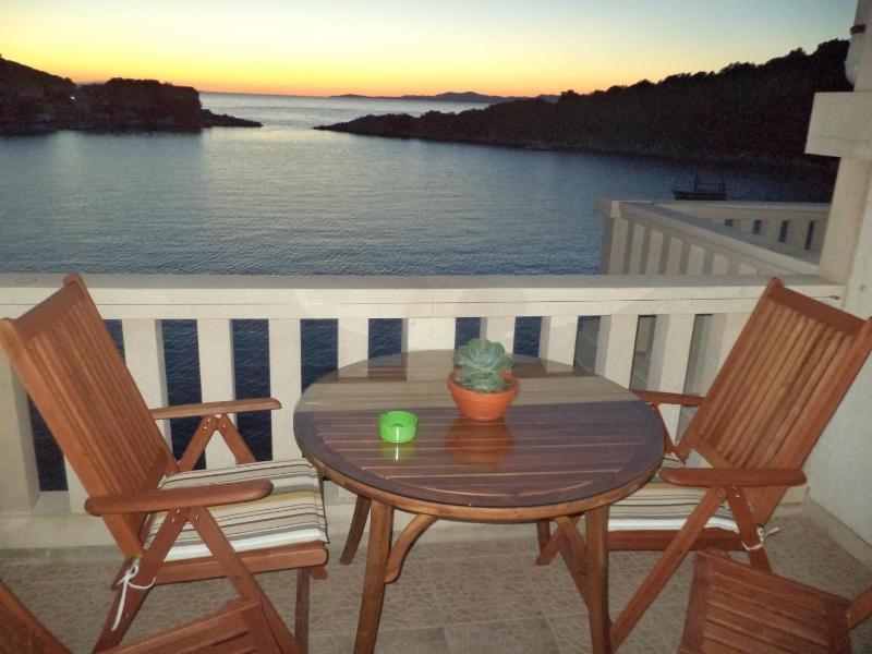 One-Bedroom Apartment with Terrace and Sea View image 3