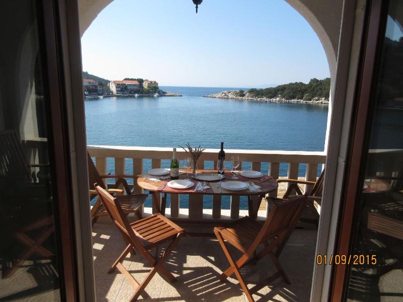One-Bedroom Apartment with Terrace and Sea View image 3