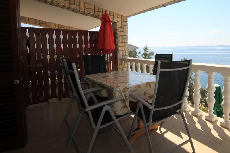 One-Bedroom Apartment with Terrace and Sea View image 3