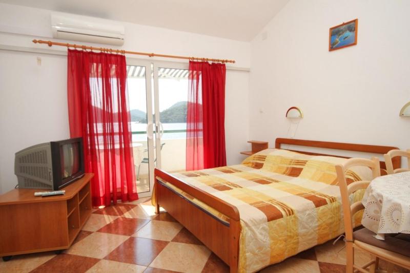 Zero-Bedroom Studio with Terrace and Sea View image 1